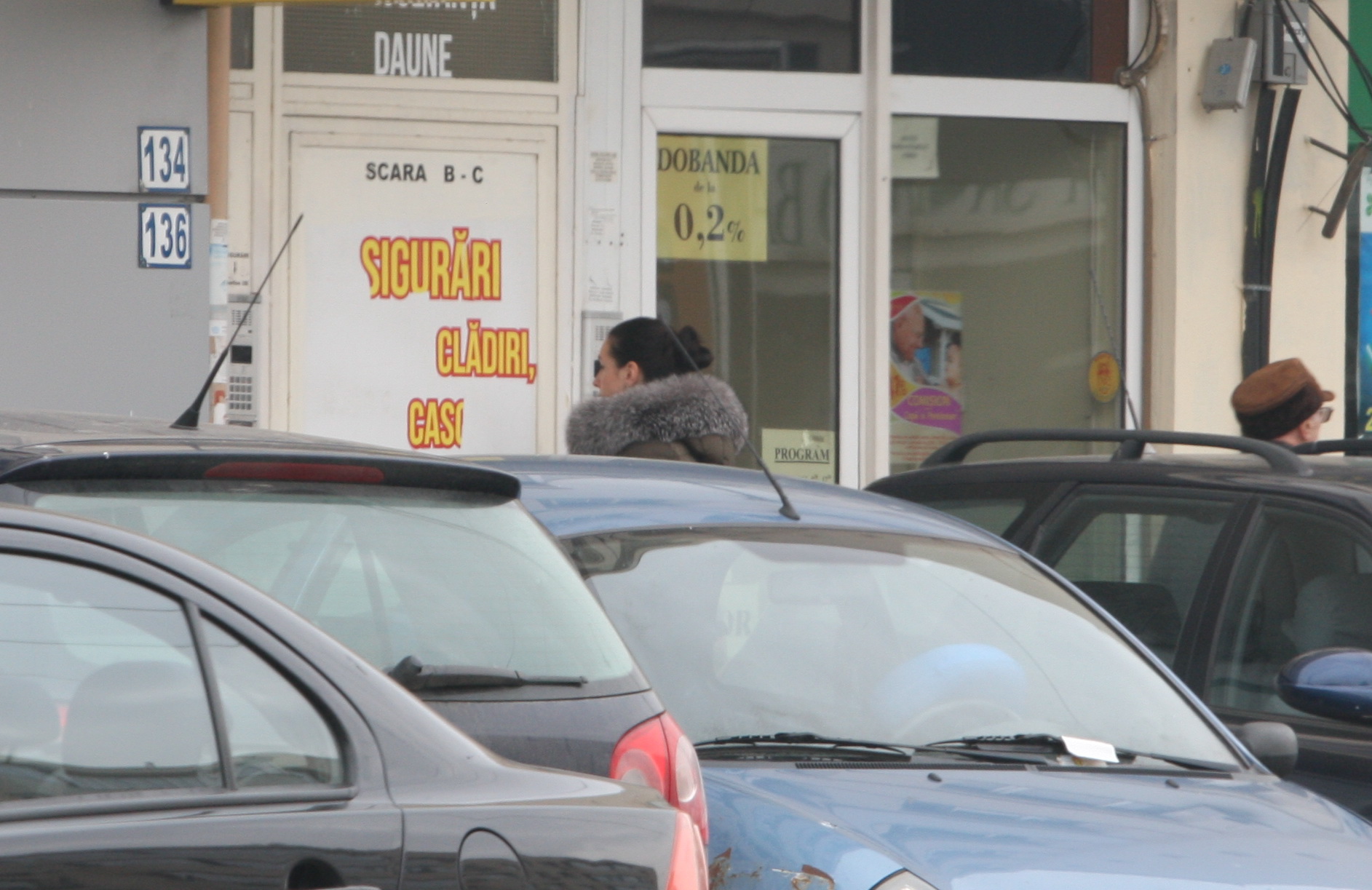 Inainte sa intre in bloc, femeia isi intoarce din nou privirea