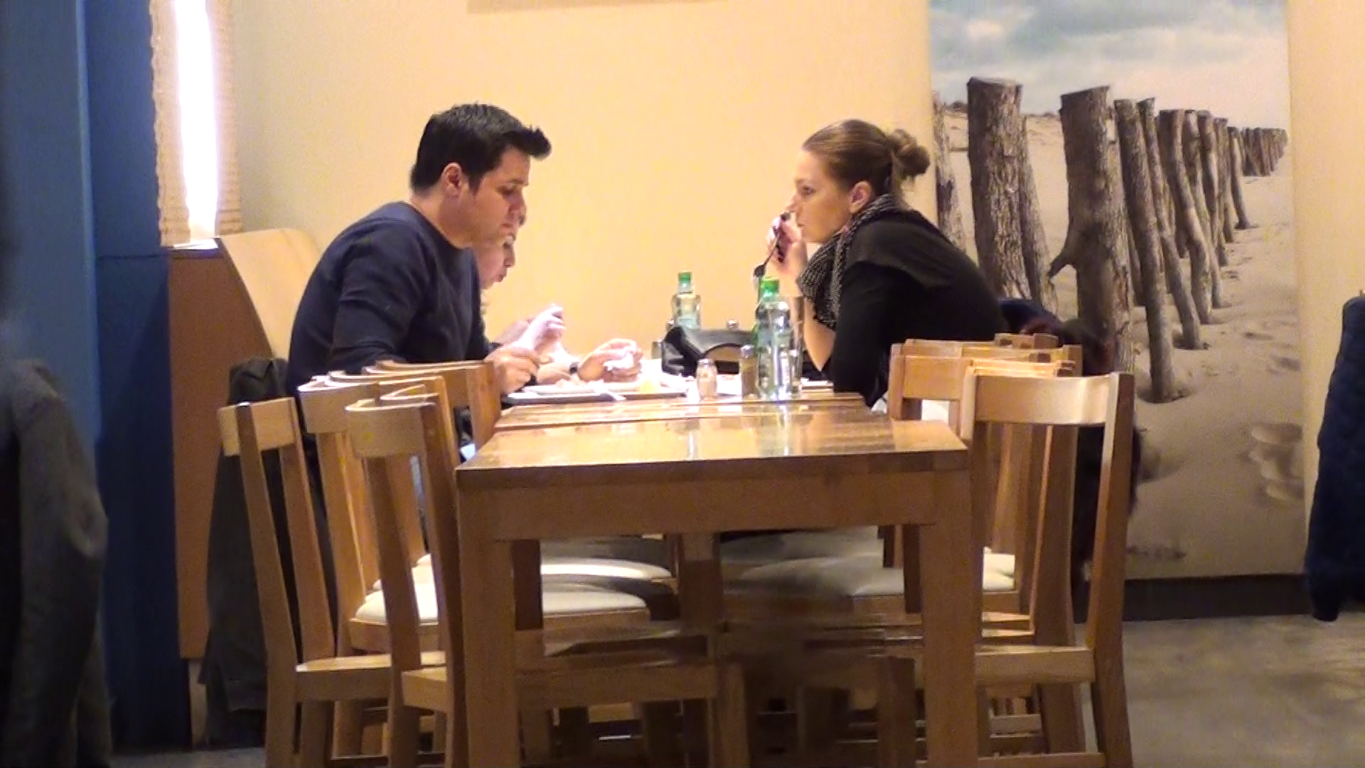 Dupa sesiunea de shopping, celor doi li s-a facut foame