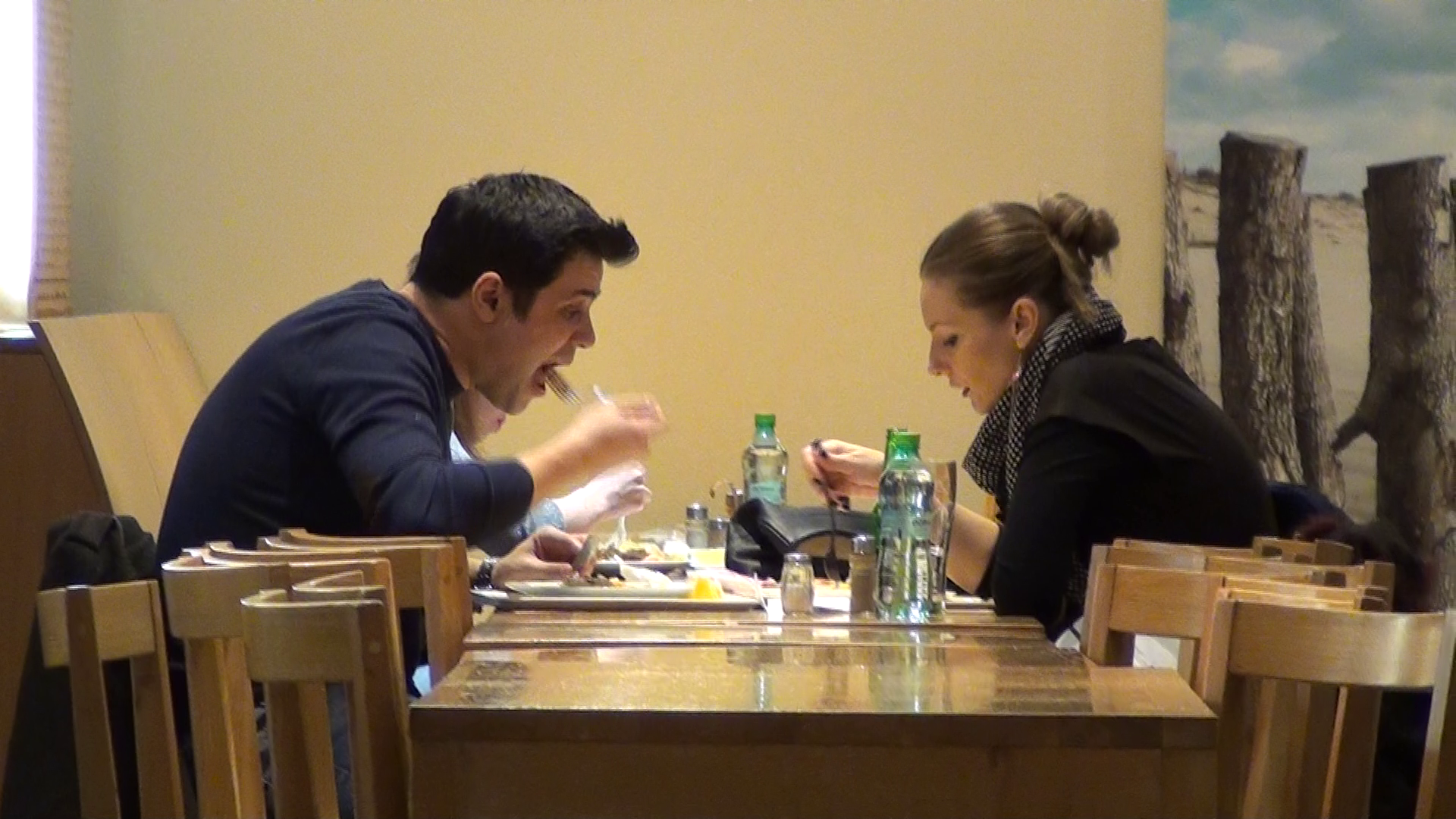 Fostul prezentator tv este mult mai preocupat de ceea ce are in farfurie, decat de sotia lui