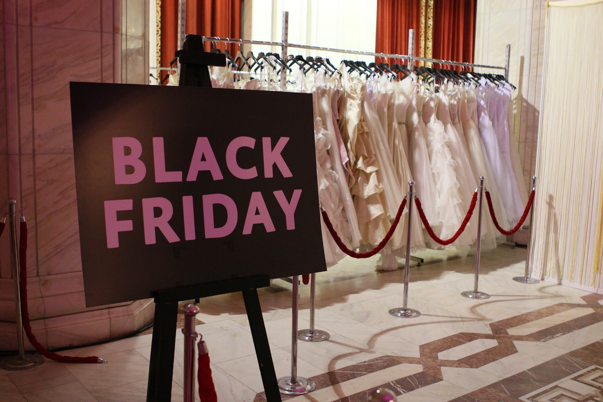 Pentru Black Friday au fost scoase la vanzare 500 de rochii cu reduceri substantiale