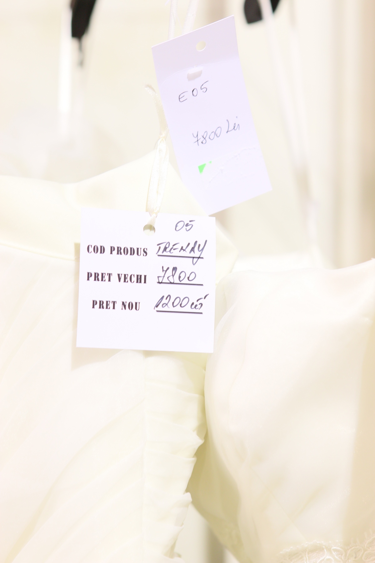 Reducerile le-au facut pe domnisoare sa se ia la paruiala