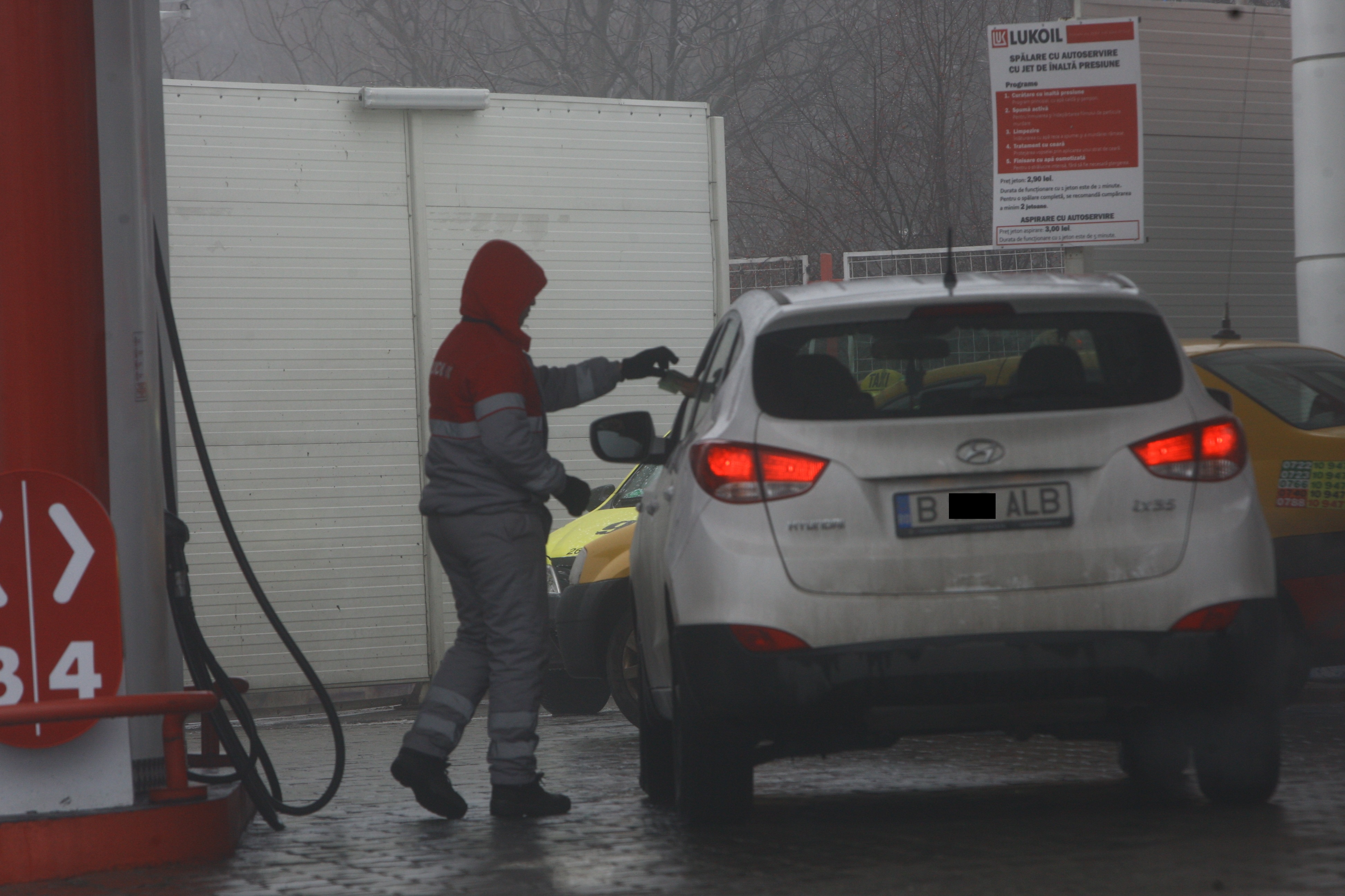 Narcisa a platit prin geam