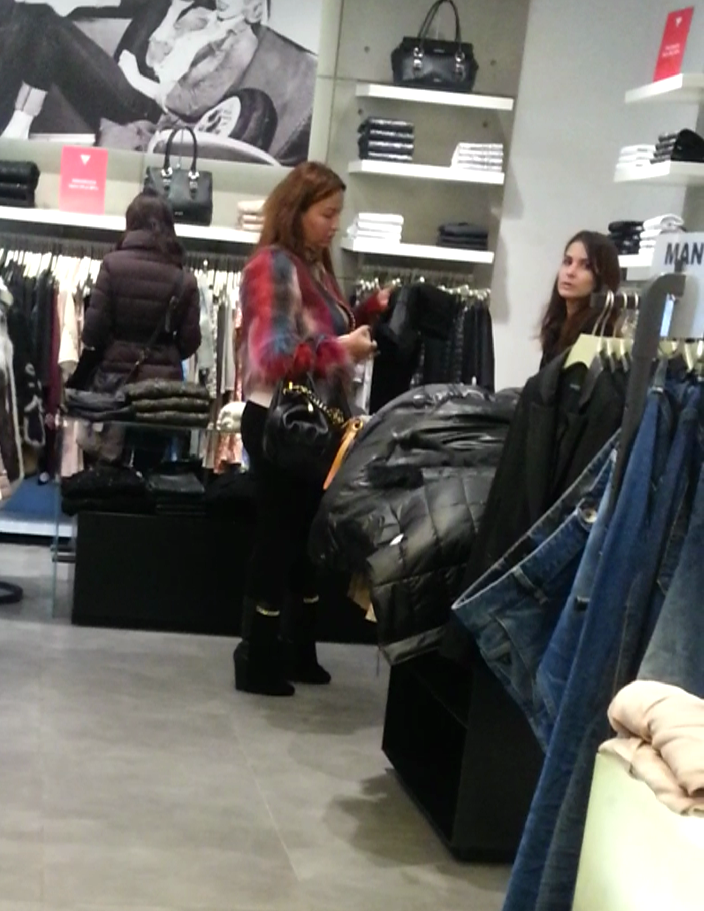 Narcisa nu s-a putut hotari asupra cumparaturilor