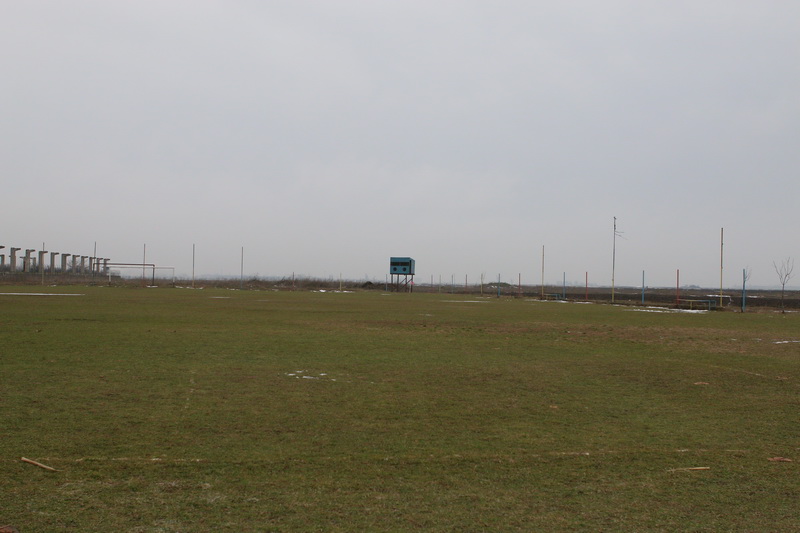 Stadionul este situat in camp, fara gard, dar cu tabela