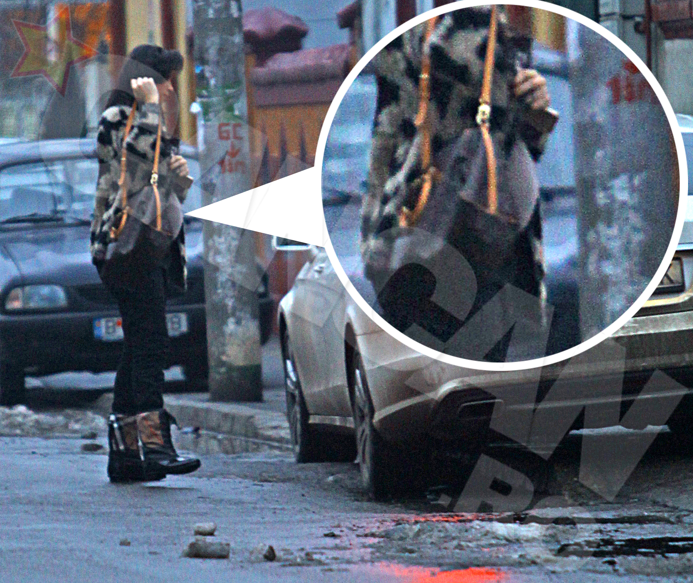 Doar descheiata la jacheta i se poate vedea burtica