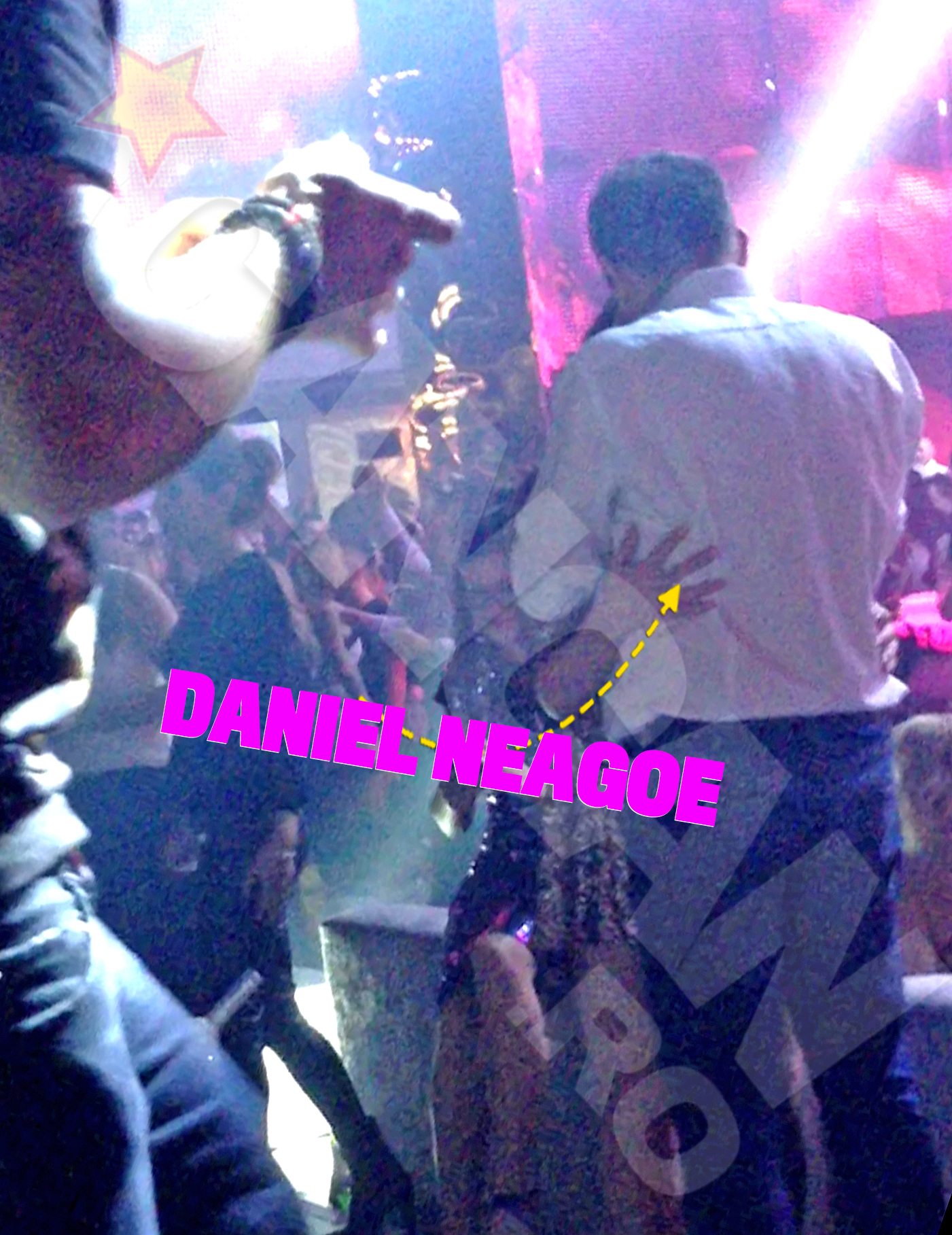 Fostul demnitar a fost luat serios la sarutat