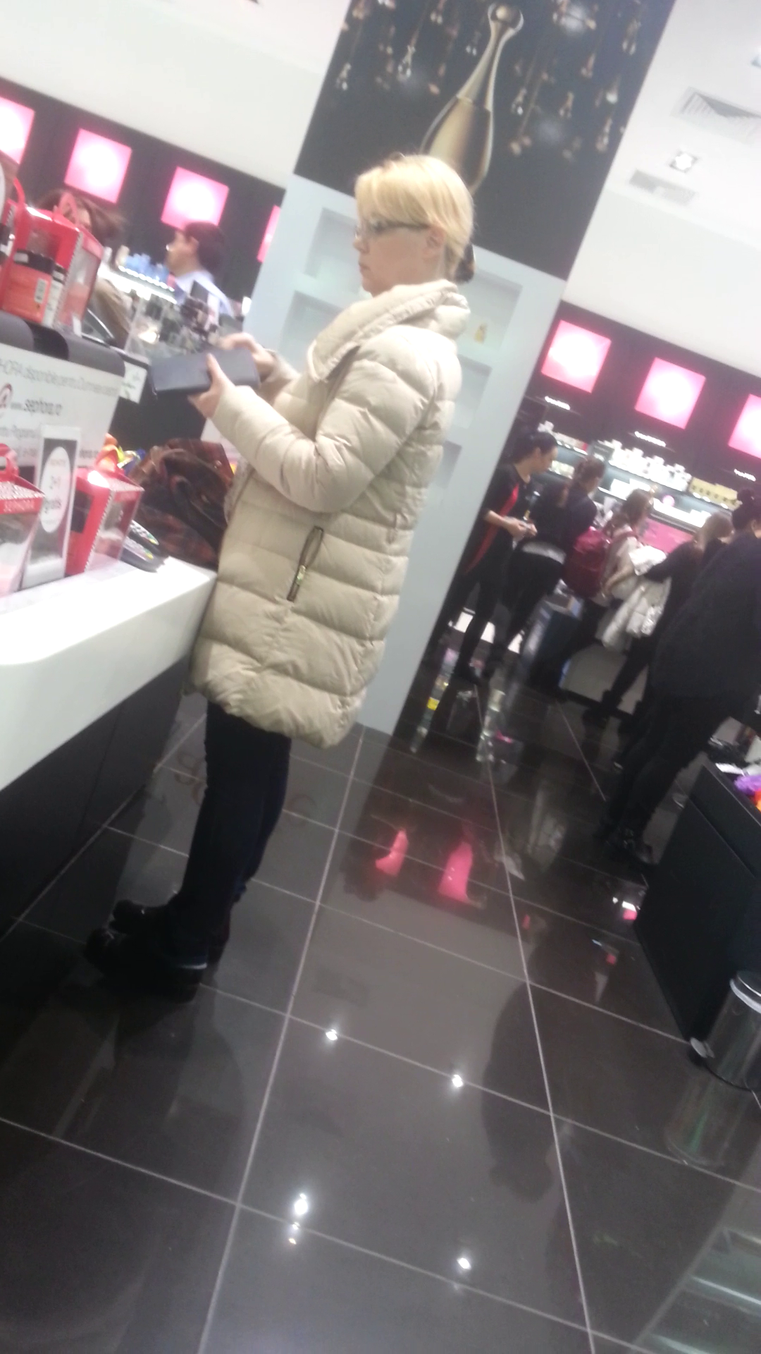 Actrita s-a oprit la un magazin de cosmetice