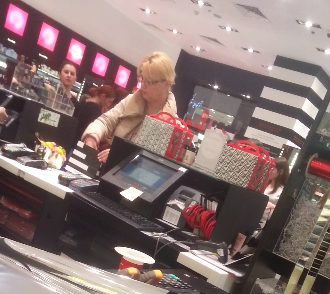 Emilia Popescu si-a platit cumparaturile cu cardul