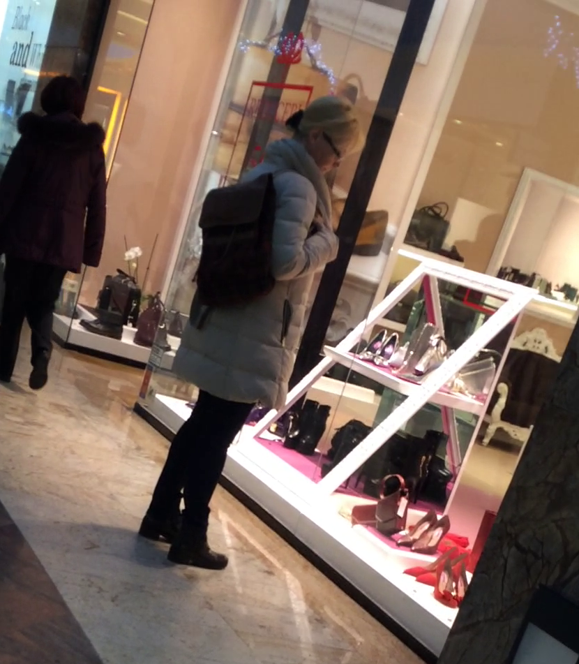 Desi nu a facut prea multe achizitii, Emiliei i-au ramas ochii la cateva obiecte vestimentare