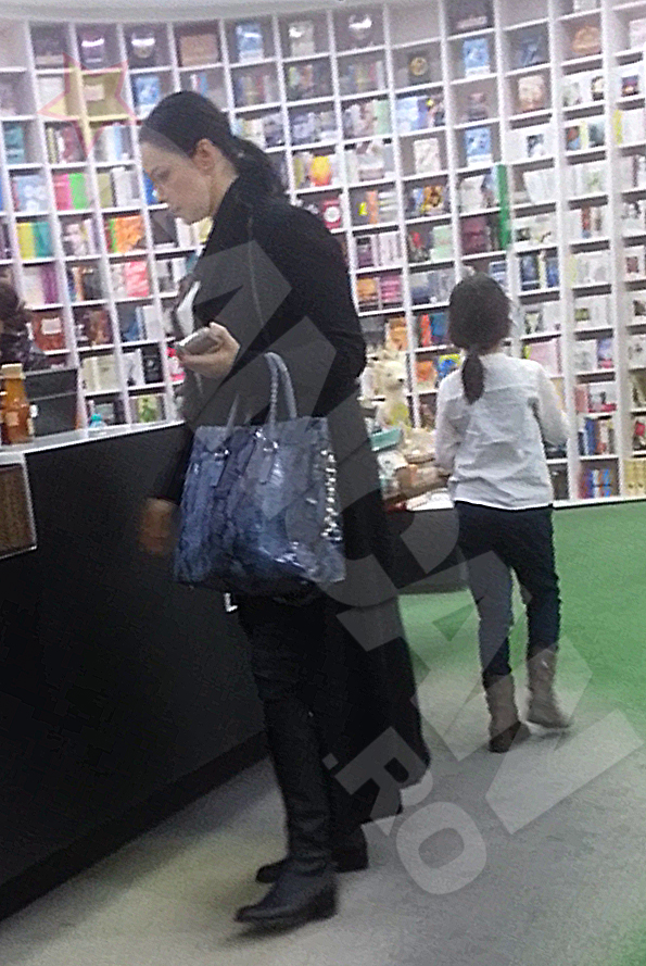 Violeta s-a dus singura sa se uite la carti, departandu-se cativa metri de mama ei