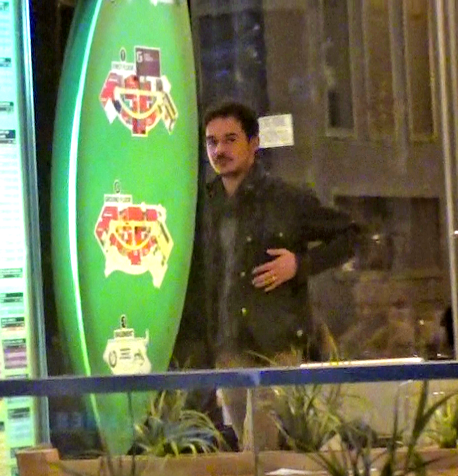 Razvan a plecat singur de la cafenea, lasandu-si sotia acolo