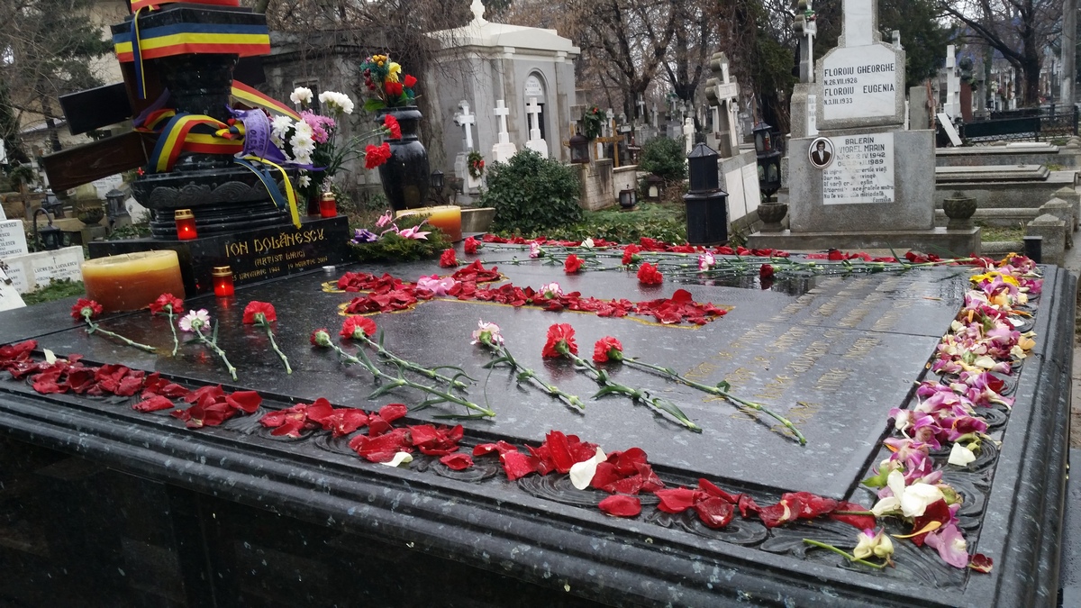 Chiar daca au fost putine persoane la mormantul artistului, monumentul funerar a fost plin de petale de flori
