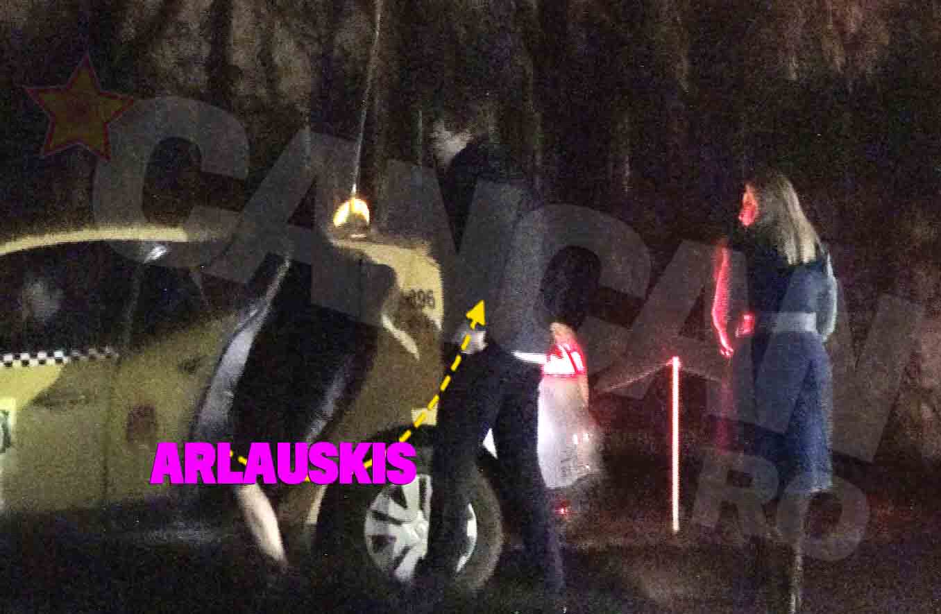 Portarul Stelei le-a deschis portiera celor doua femei, iar apoi s-a urcat langa ele, pe bancheta din spate