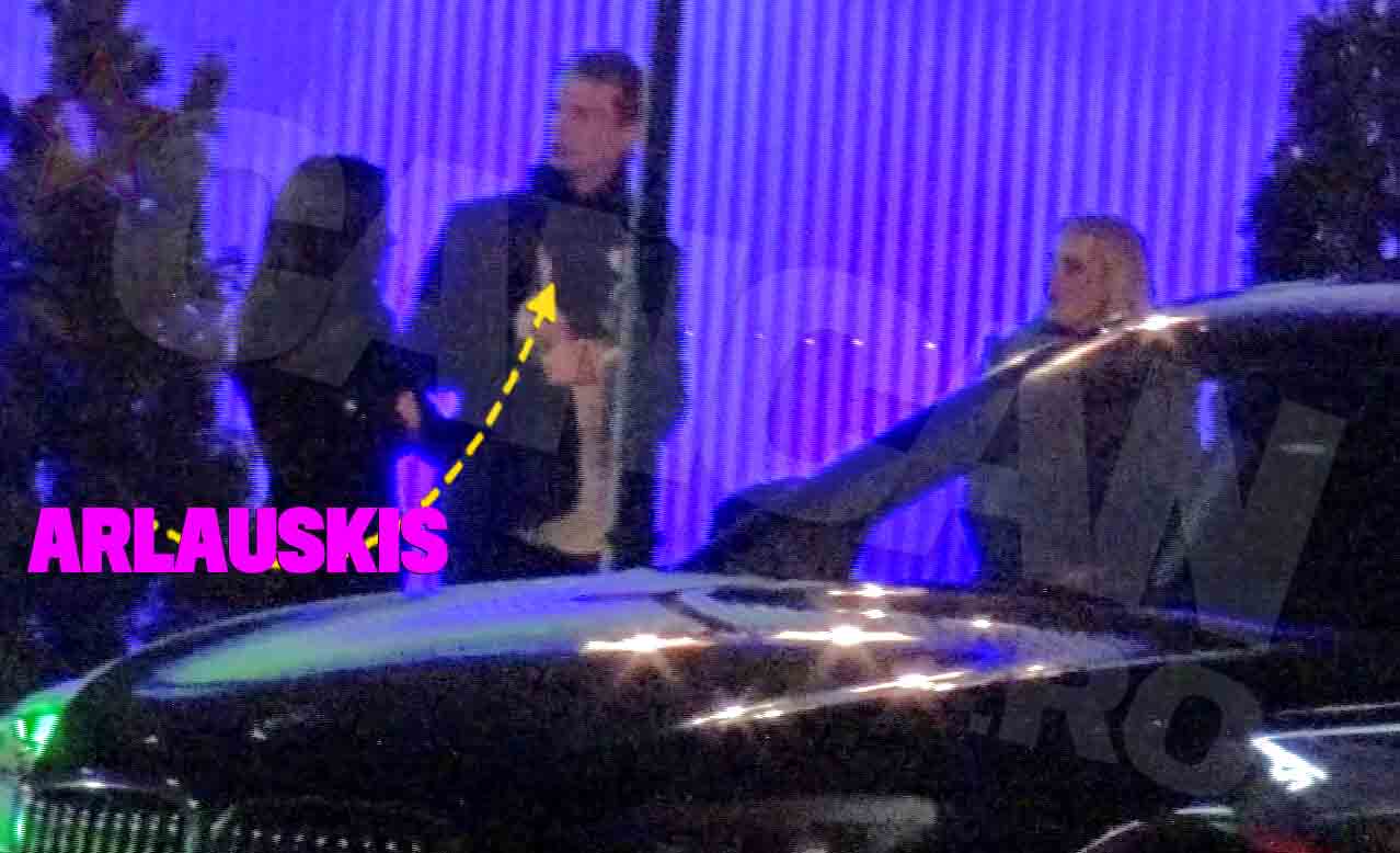 Arlauskis a iesit din club alaturi de doua femei