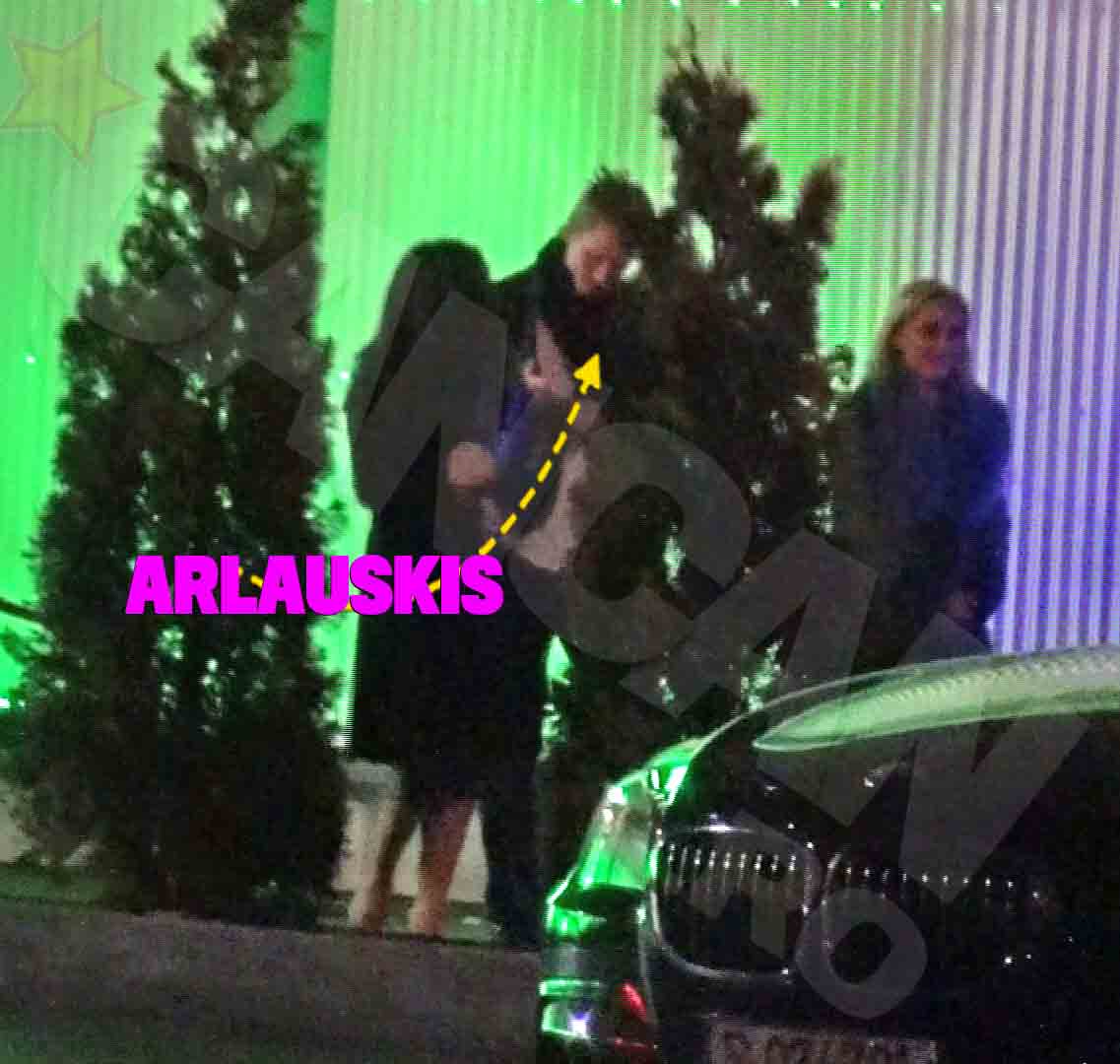 Blonda din stanga pare a fi sotia portarului