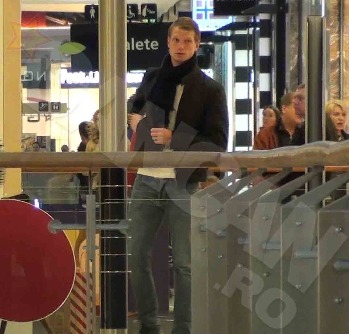 A doua zi, portarul a parut destul de obosit, semn ca noaptea din club a lasat urme