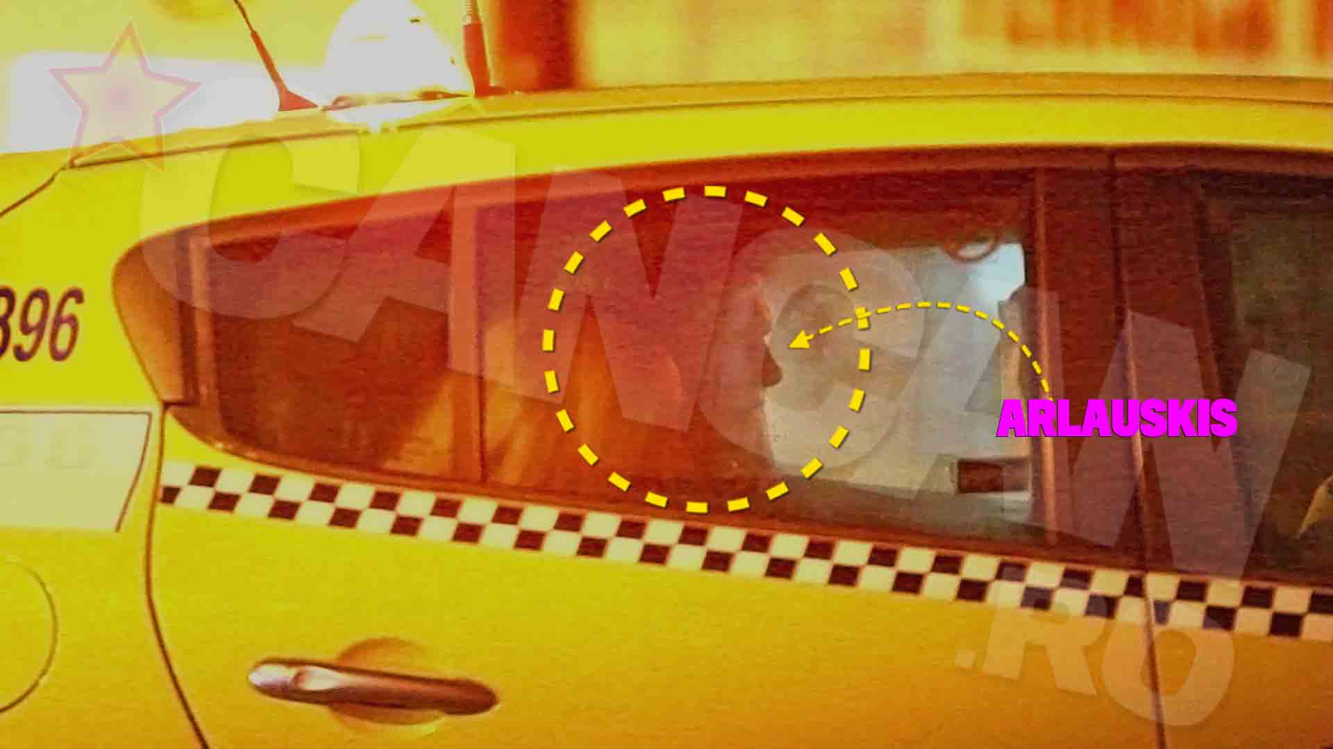 In momentul in care a vazut ca este fotografiat, portarul s-a ferit si s-a intins pe bancheta din spate a masinii