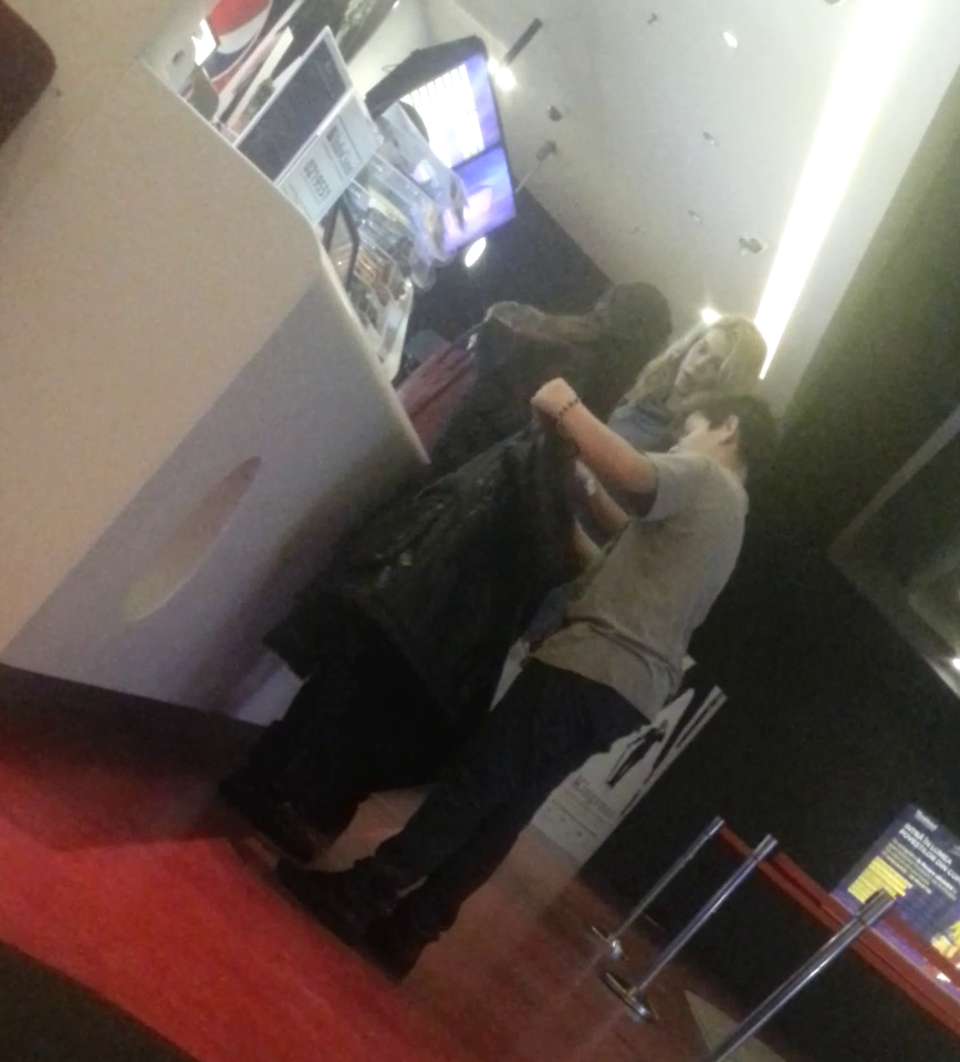 Alina si gasca ei au plecat spre sala de cinematograf