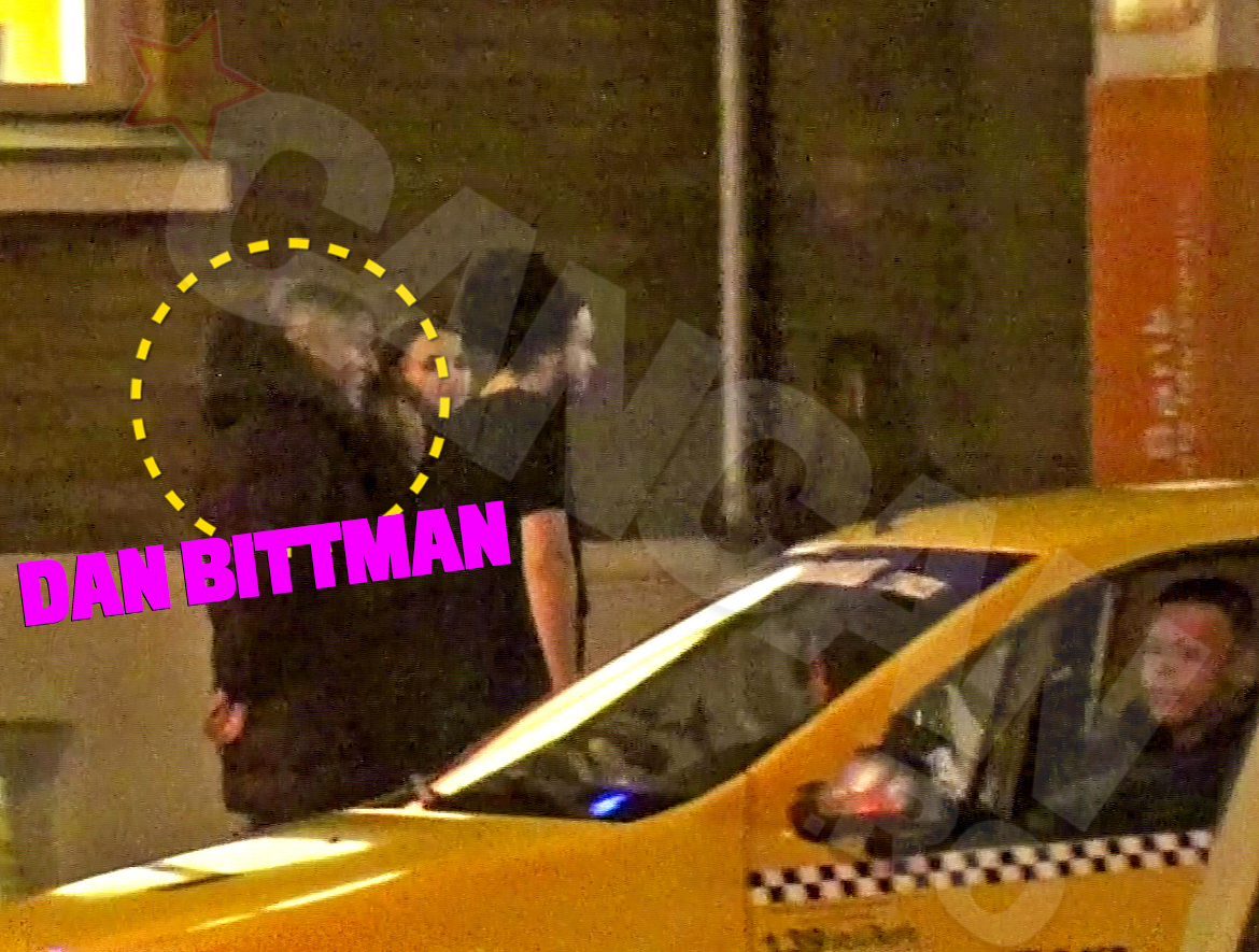 Pentru a nu da de banuit, artistul le-a lasat pe fete sa o ia inainte si a ramas mai in urma cu amicul sau