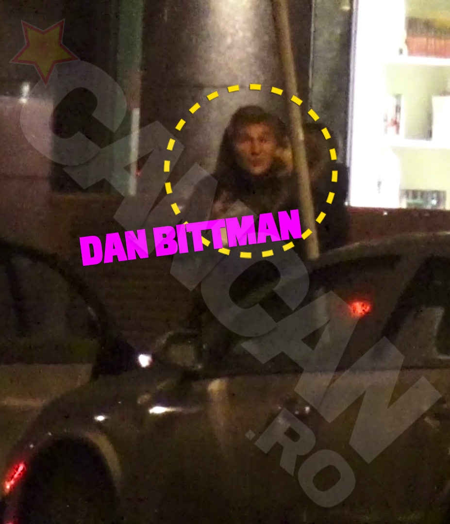 In timp ce amicul sau aduce masina, liderul trupei Holograf vrajeste de zor o satena focoasa