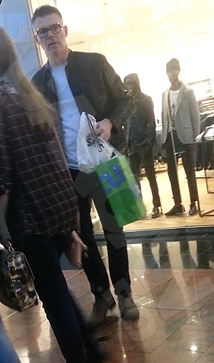 Adrian Dura este un gentleman si cara mereu cumparaturile