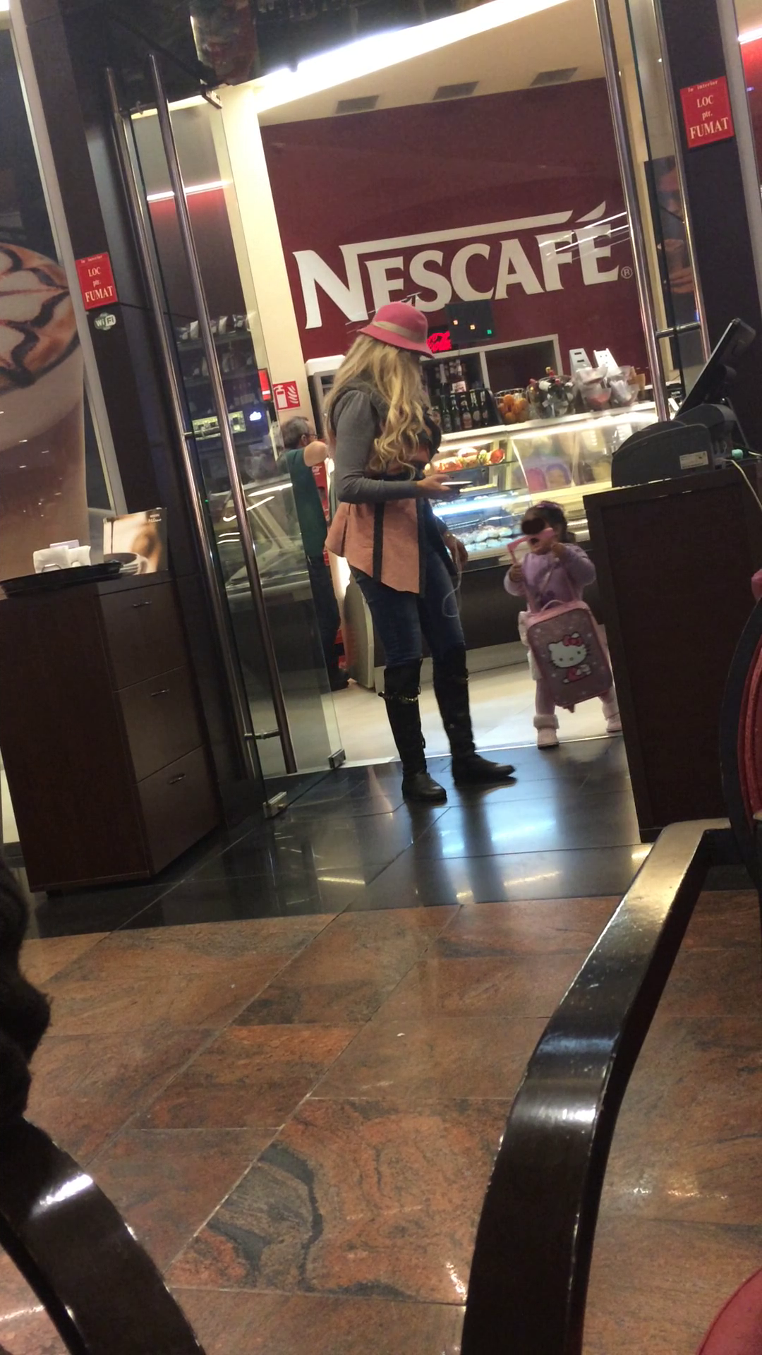 Sanziana nu s-a dezlipit de telefon, chair daca trebuia sa supravegheze copilul