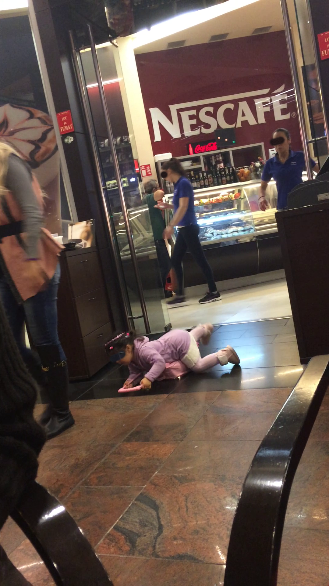 Intr-un moment de neatentie copilul a cazut, iar ospatarii au sarit imediat in ajutor