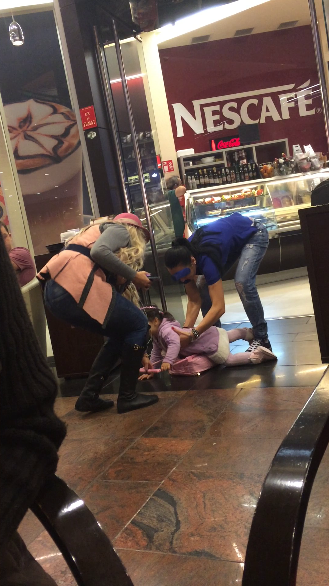 Fosta asistenta tv nu prea a fost atenta la ce se intampla in jurul ei