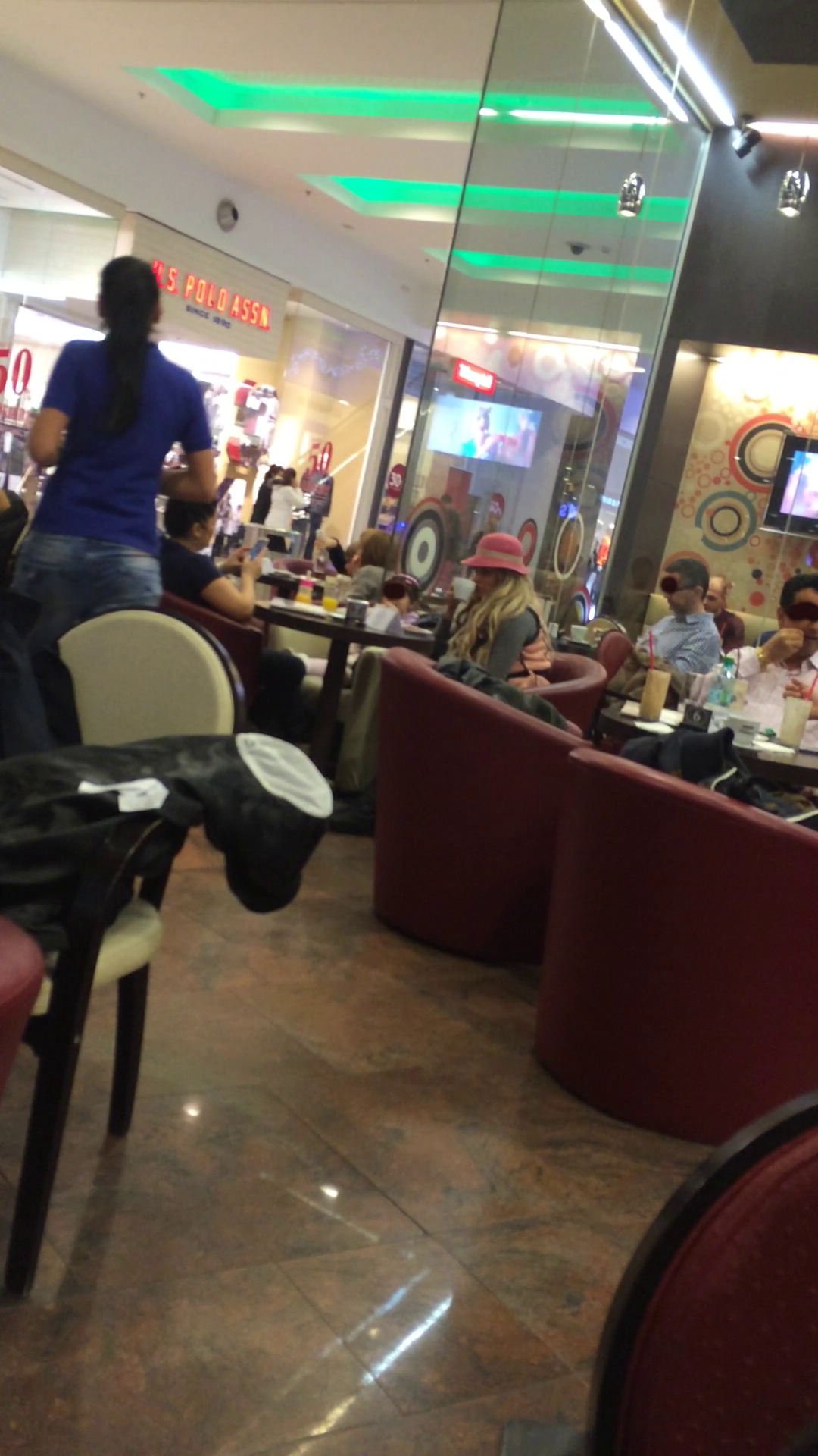 Dupa cazutura fetitei, sanziana si cu prietena ei s-au asezat la o cafea