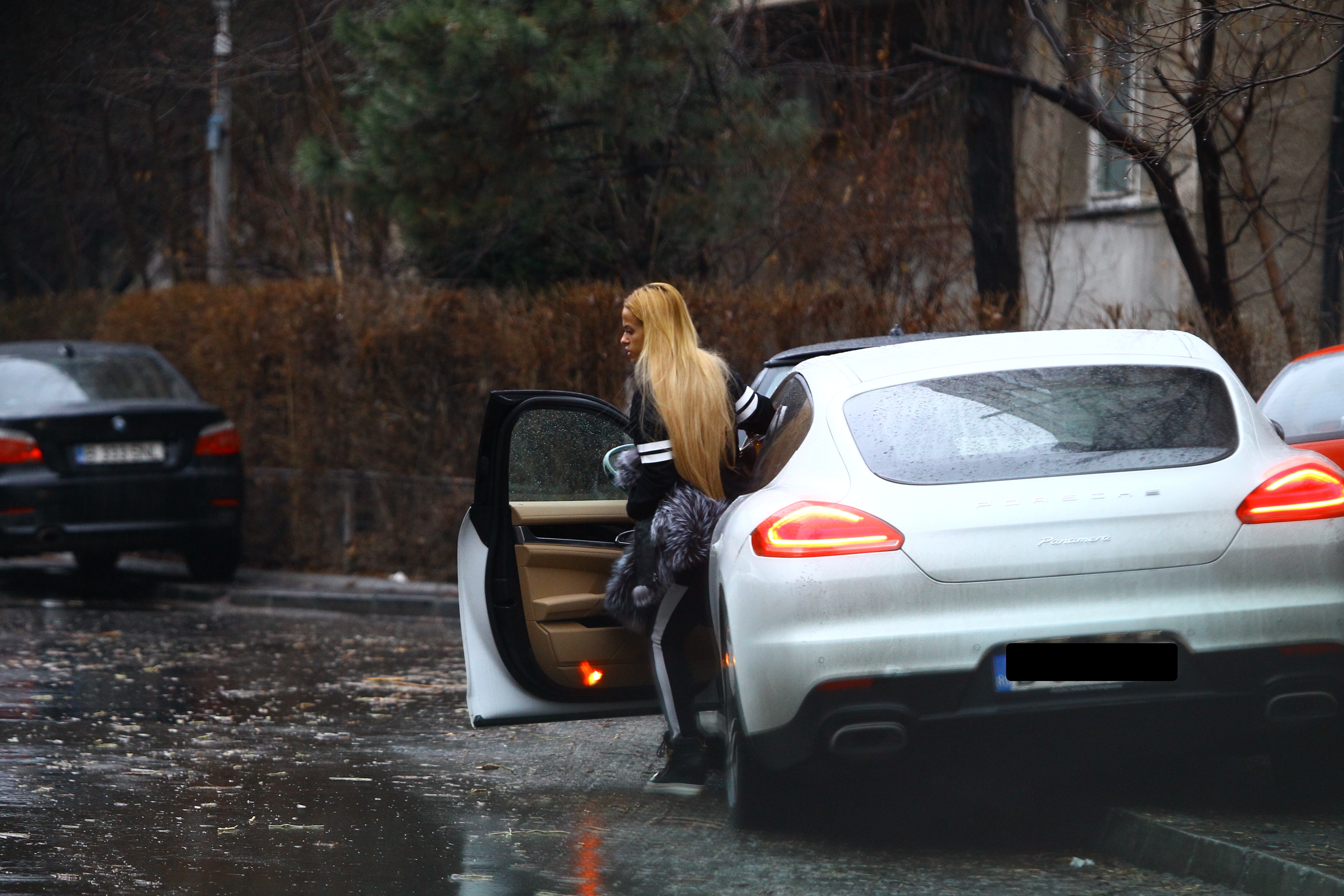 Cantareata s-a intors si mai bronzata din vacanta