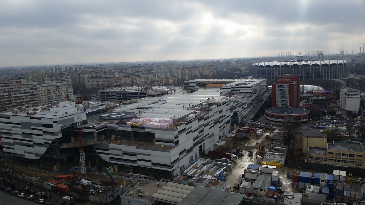 Noul mall pare un colos in comparatie cu Arena Nationala