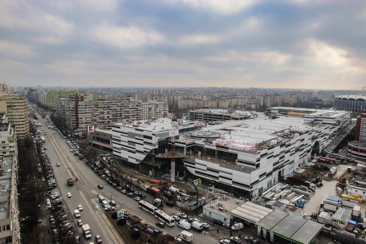 Complexul comercial este unul dintre cele mai mari din tara