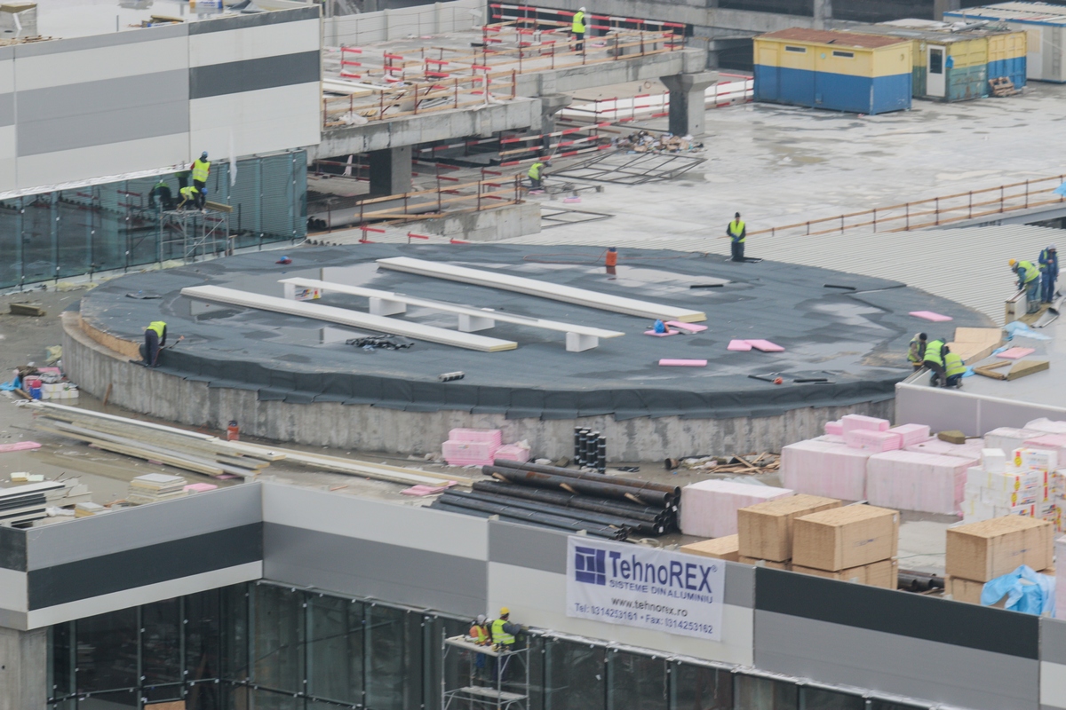 Pe acoperisul mall-ului pare ca se ridica si un heliport