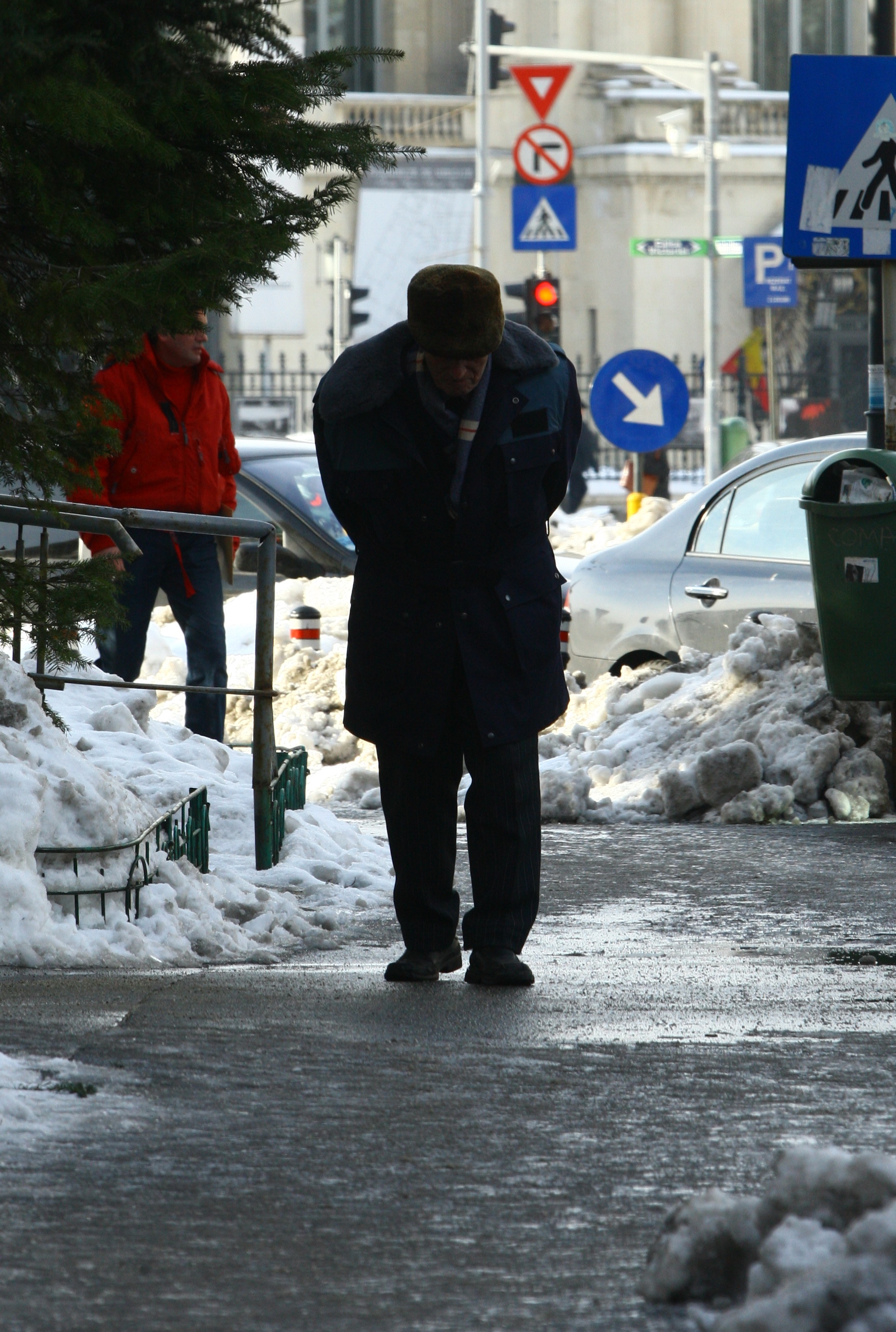 In contre- jour, Visnescu pare un batranel oarecare