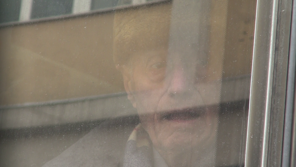 Alexandru Visinescu, un om care in trecut instaura teroarea, astazi, un simplu batranel cu haina de agent