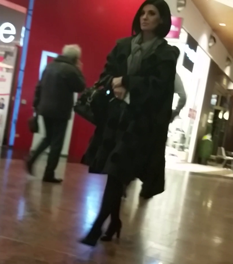 Lavinia Sandru este singura in mall