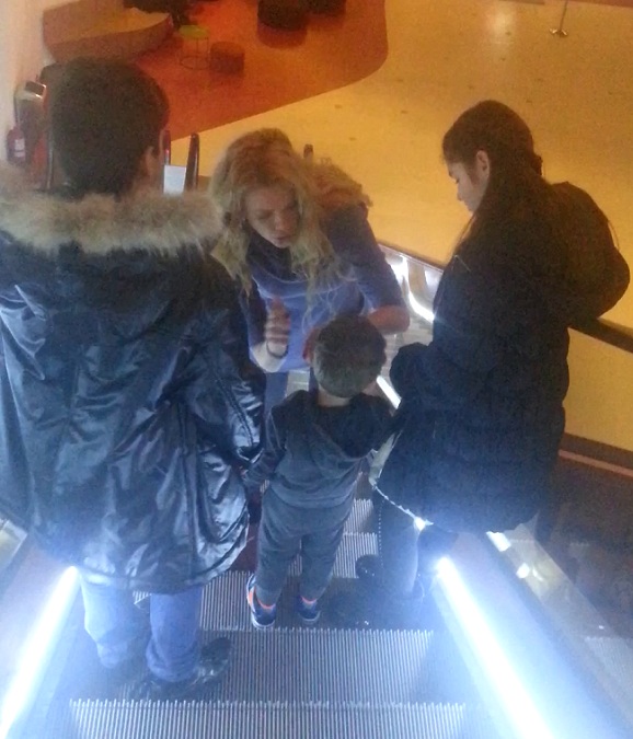 Alina si-a scos fiul, dar si pe gemenii sotului, la film