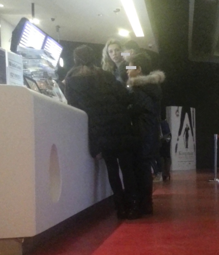 Alina le-a cumparat copiilor floricele si sucuri