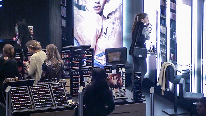 Alexandra a fost total absorbita de produsele de machiaj