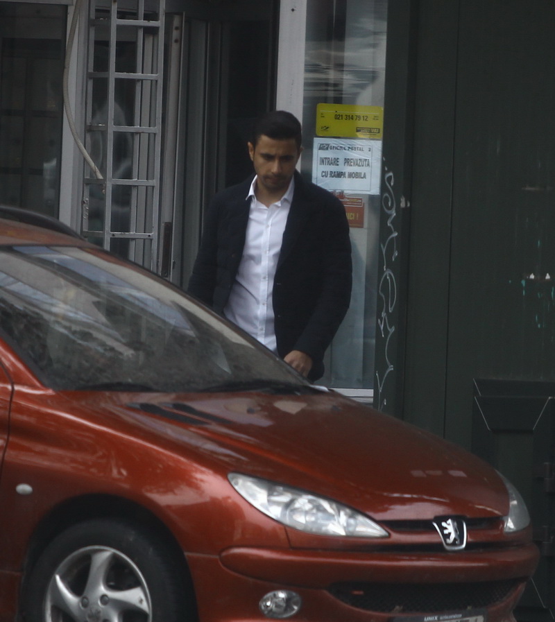 Pe imagini se vede clar ca Alin Cocois este ingandurat in urma arestarii tatalui sau