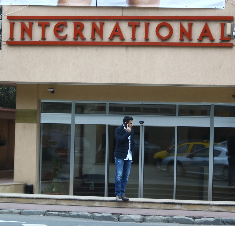 Tanarul a mers la hotelul detinut de tatal sau