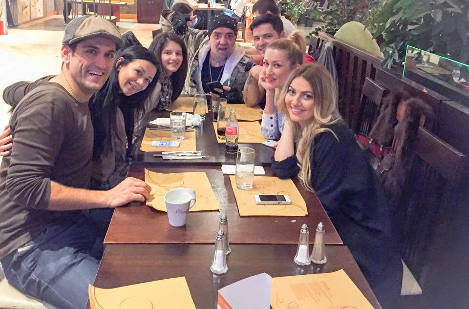 Cezar a mers la restaurant cu noii sai colegi