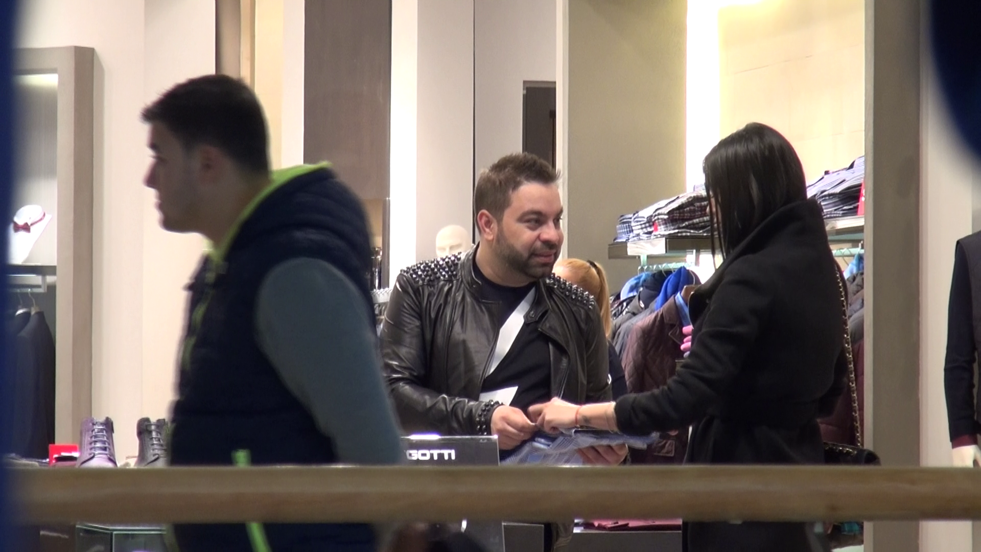 Cantaretul se sfatuieste cu logodnica lui atunci cand vine vorba de cumpararea unui obiect vestimentar