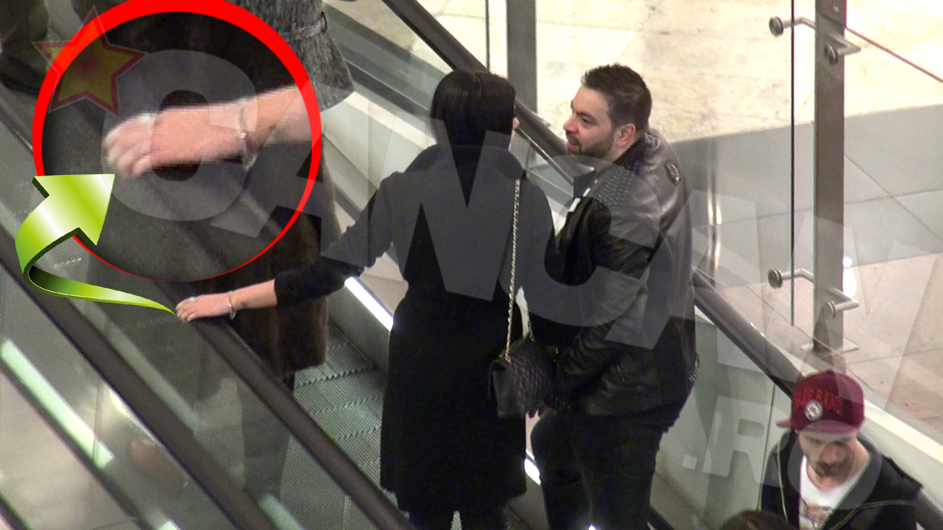 Dobre nu are nici inel si nici verigheta pe deget