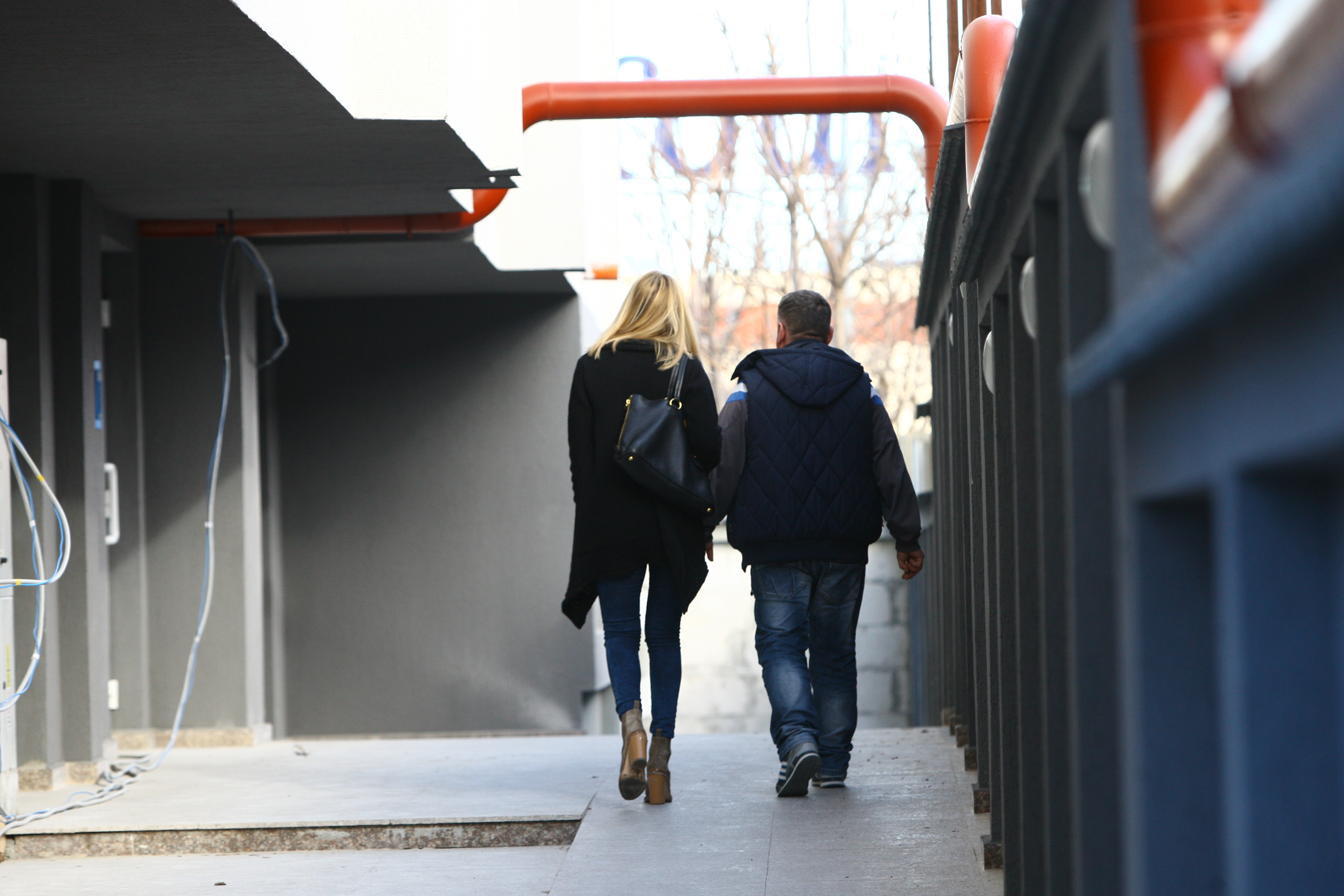 Barbatul ii arata imprejurimile