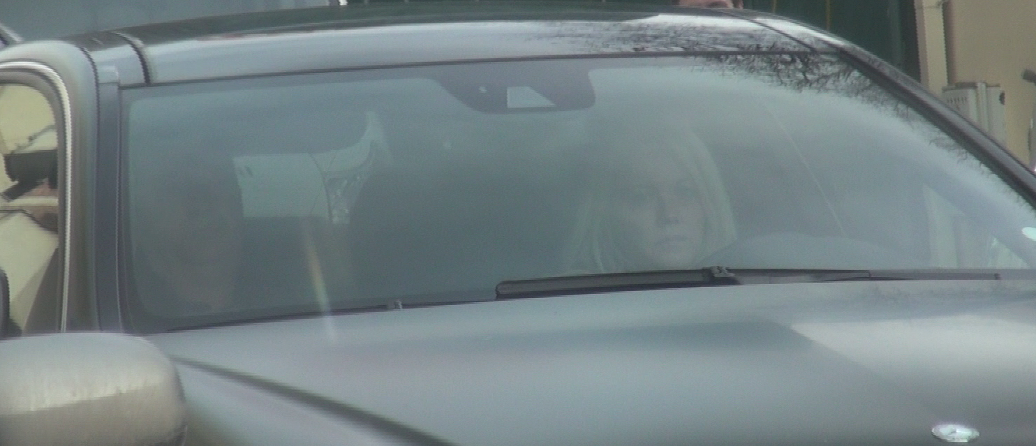 Mircea Rednic sta in dreapta, in timp ce sotia lui conduce masina