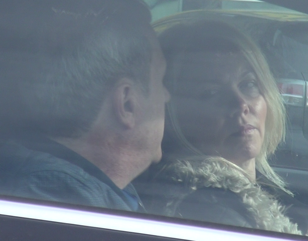 Mircea Rednic pare destul de agitat, asta in timp ce sotia lui este foarte linistita