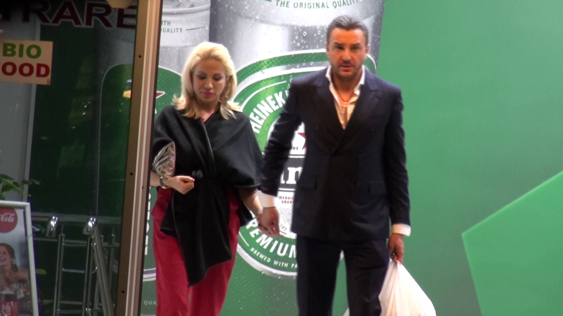 Cei doi ies de mana din magazin