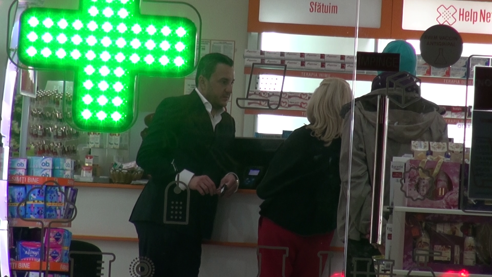 Blonda si avocatul fac o ultima oprire la farmacie, unde tot barbatul este cel care achita nota de plata