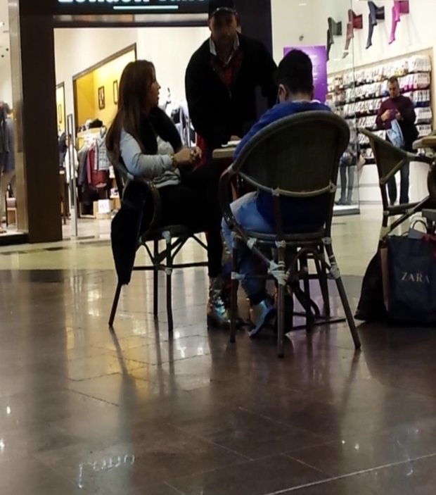 In timp ce Narcisa si Alberto asteapta la masa in mall, 